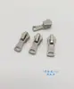 Cabeça de zíper de fábrica em estoque Não. 3 Não. 5 Não. Bolsa com zíper e puxador inferior de metal prateado brilhante com 8 pérolas