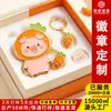 Llaveros y colgantes de cerditos de dibujos animados lindos personalizables, insignias metálicas y placas de identificación, y recuerdos culturales y creativos para atracciones turísticas