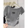 Nova Camiseta Feminina 2026, Manga Curta, Ombro a Ombro, Slim Fit, Fashion, Design Casual, Top Branco para Verão