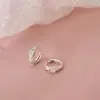 Pendientes Cuadrados de Diamante 2025 Nuevos Populares Pendientes de Aro Otoño e Invierno con Diseño Único, Clips Pequeños para Orejas Microincrustados, Elegantes y de Alta Gama