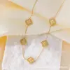 Tallado láser moda temperamento flor de cuatro hojas láser oro lote flor pulsera clavícula mujer 2025 sentido del diseño no se decolora