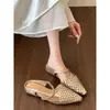 Primer Encuentro Temporada Pañuelo Francés Elegante Zapatillas de Casa Ropa de Abrigo para Mujer 2026 Otoño Nueva Llegada Mules Puntiagudos