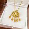Novedad Oro Arena Antigua Oro Grueso Flor de Campana Incrustada con Diamantes Rama Ruyi Candado Colgante Filigrana Hueca Incrustada Micro Candado de Larga Vida Bolsa