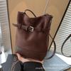 Bolso Pequeño Retro de Ante para Otoño e Invierno para Mujer 2026 Nuevo Bolso Cruzado Casual Versátil Bolso de Hombro Tipo Cubo de Moda