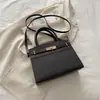 Bolsa de mão nova, elegante e fashion para o outono de 2026, simples e chique, com um design quadrado retrô, adequada como bolsa de ombro ou bolsa transversal para mulheres