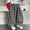 Calça Infantil Masculina Primavera e Outono 2026 Novo Estilo Crianças Estilosas Calça Xadrez Estilo Britânico Calça Longa Casual Bonita para Bebês Meninos