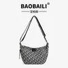 Bolsa Bordada con Correa Ancha, Bolso Cruzado de Hombro Único, Bolso Tipo Dumpling para Mujer, Bolso de Mujer al por Mayor Transfronterizo, Bolso de Tela de Alta Gama, Envío Directo de una Pieza