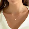2025 Moda Estilo Luxo Leve Colar com Pingente de Coração para Mulheres Corrente de Clavícula Versátil Dourada Joia de Design de Nicho
