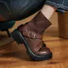 Botas Martin para mujer hechas de cuero de caballo de plena flor, con un tacón medio robusto, acabado teñido y un detalle de cremallera lateral y hebilla, perfectas para otoño e invierno.