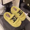 Moda outono e inverno, macias e confortáveis, novas e estilosas, quentes, pantufas de algodão 2026, pantufas fofas versáteis para mulheres, com sola grossa