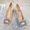 2026 Sapatos de Salto Grosso com Strass da Moda Couro Macio Boca Rasa Salto Alto para Mulheres Madrinha Vestido de Casamento Principal Sapatos de Casamento Pés Sem Cansaço