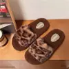Novas Pantufas de Pelúcia Estampa de Leopardo 2025 para Mulheres Fofas Outono e Inverno Casa Interior Antiderrapante Supermercado Atacado Pantufas de Algodão para Mulheres