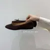 Zapatos planos pequeños para mujer coreanos otoño 2025 nuevos de gamuza punta cuadrada lazo aumento de altura interno zapatos de ballet