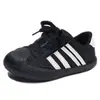 Sapatos casuais infantis, antiderrapantes, coleção outono 2026, tênis pretos com biqueira de concha para meninos, calçados esportivos de tamanho médio a grande, estilo moderno