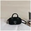 Bolsa de bowling estilo coreano para mulheres, nova coleção 2026, com um design sofisticado e estiloso, perfeita como bolsa de ombro ou bolsa transversal, uma bolsa acolchoada tendência para o outono