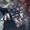 Adesivos de Unha Laço de Fita Estilo Livro Vermelho Pequeno, Cor Rosa Doce e Feminina, Efeito Iluminador, Decorações de Unha Usáveis com Verso Adesivo