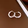 Pendientes de moda redondos plisados chapados en oro real de 18k, pendientes de nicho de lujo ligero de alta gama, accesorios para orejas versátiles vintage para mujer