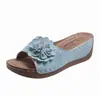 Pantuflas de cuña de talla grande transfronterizas para mujer 2025 Nuevo estilo de verano con diseño calado Sandalias Temu de venta caliente para mujer Sandalias ligeras para exteriores