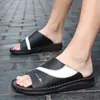 Chinelos Respiráveis de Couro Masculinos, Novo Estilo de Verão, Sapatos de Praia de Tamanho Grande para Jovens, Chinelos Casuais Antiderrapantes