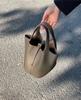 Uma geração de novas bolsas de couro para cesta de vegetais combinando com cores, bolsa de balde com camada superior de couro de lichia, bolsa feminina portátil Joker