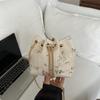 Bolso Cubo Trenzado de Paja Trendy Nuevo Coreano y Japonés con Cadena, Bolso de Playa Versátil de Verano con Cordón para Mujer, de Hombro y Cruzado