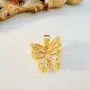 Pingente com Design de Borboleta Vazada em Zircônia, Acessórios para Colar e Pulseira, Zircônia Microincrustada em Cobre, Componentes Simples e de Alto Padrão para Joias DIY