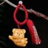 Ornamento de Urso Voador Esculpido em Sândalo Dourado Pingente de Madeira Pequeno Urso Voador Charme para Bolsa Cartoon Chaveiro com Borla