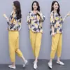 Conjunto de Manga Curta Estampado Fashion Feminino Primavera e Verão 2025 Novo Decote V Solto Emagrecedor Casual Top Calça Cropped Redutor de Idade