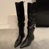 Botas Femininas Pontudas com Babados Empilhadas 2026 Temperamento Novo Estilo Aumento de Altura Emagrecimento Versátil Acima do Joelho Botas Western Cowboy