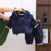 Conjunto de Invierno para Niños 2027 Nuevo Elegante Ropa de Invierno Engrosada para Niños, Chaleco Cálido y Sudadera Conjunto de Tres Piezas Moderno
