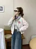 Otoño 2026 Nuevo Estilo Chaqueta Corta Bordada con Capucha de Dos Piezas Falsas para Mujer Estilo Coreano Casual Chaqueta de Béisbol para Mujeres Petites