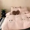 Juego de ropa de cama de cuatro piezas de algodón cepillado tipo caricatura con bordado de toalla, adecuado para dormitorios, juego de tres piezas para estudiantes, no cálido, ropa de cama engrosada