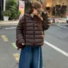 Chaqueta de algodón acanalado ligera para mujer 2026 invierno nueva con capucha corta petite estilo coreano súper bonita chaqueta abrigo de algodón moderna