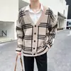 Nuevo Cárdigan de Punto para Hombre Primavera y Otoño 2025 Nuevo de Moda Casual Abrigo Suéter Rayado para Personas de Mediana Edad y Jóvenes Ropa de Abrigo