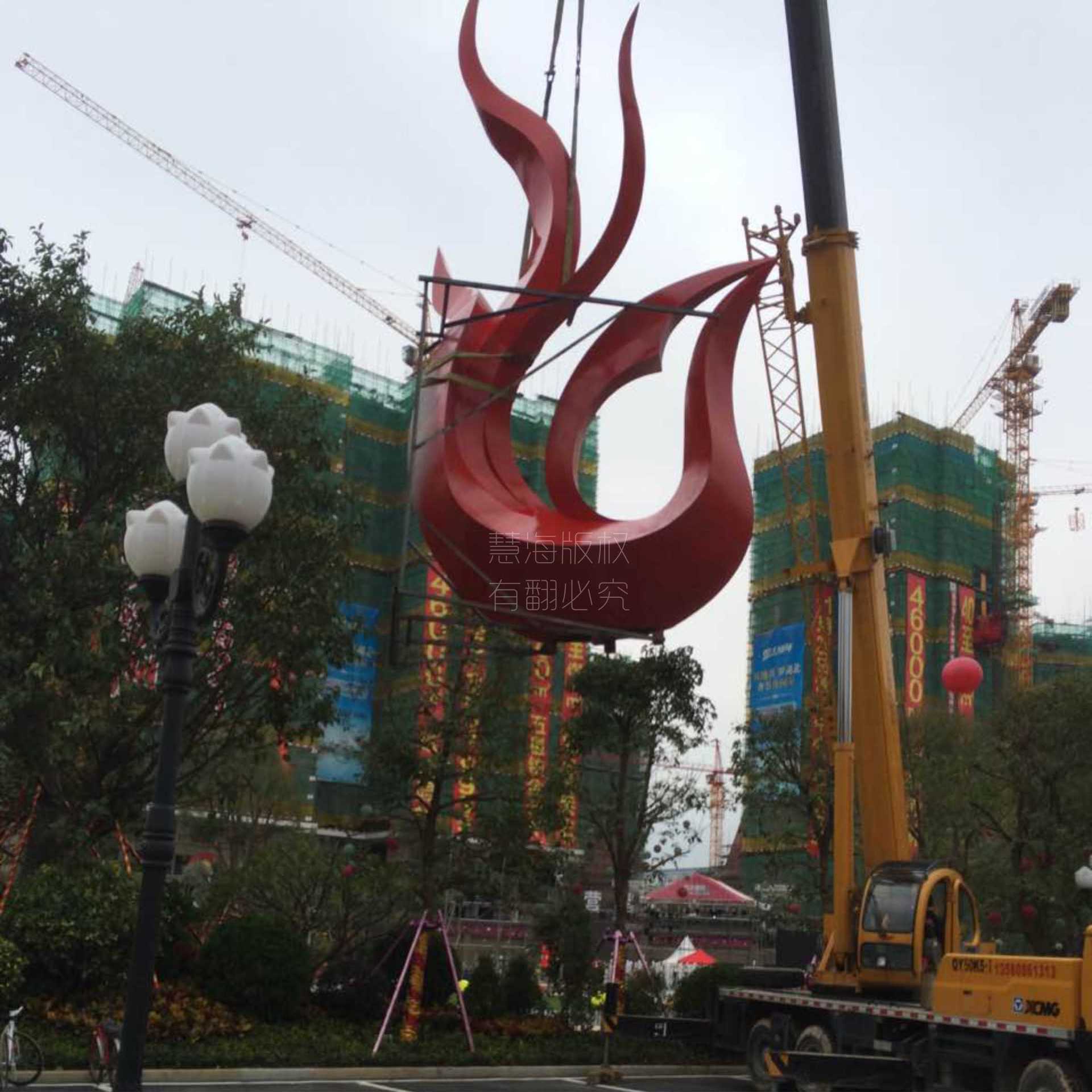 红色不锈钢飘带雕塑