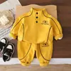 2026 Ropa Infantil Estilo Primavera y Otoño Versión Coreana Ropa Exterior Sudadera Rayada con Cuello Alto Manga Larga Conjunto de Dos Piezas Moderno y Elegante