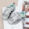 Zapatos deportivos para niños ligeros y elegantes, 2026 para niñas de malla transpirable versátiles de verano suela blanda nuevos zapatos de entrenamiento para niños