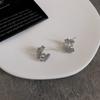 Brincos de pino vazados, simples, compactos e requintados, cravejados de diamantes, com um design exclusivo e sofisticado, apresentando uma agulha de prata 925.