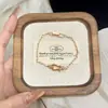 Pulsera Modelo Nuevo 2025 de Gama Alta con Superficie Fotosensible, Hebilla de Herradura en Forma de U con Medio Diamante Incrustado, Joyería Versátil de Lujo Ligero, Exclusivamente para Ventas Transfronterizas