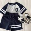 Traje de pantalones cortos de manga corta para niños Verano Nuevo estilo Empalme Bebé Coreano Deportivo Camiseta Conjunto de dos piezas para niños y niñas