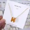 Collar H de lujo ligero coreano y japonés con goteo de aceite para mujer, gargantilla simple y elegante de acero de titanio, accesorio de cadena para clavícula versátil que no se decolora