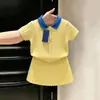 Conjunto de punto fino amarillo de verano 2026 para niñas estilo coreano, falda de manga corta con cuello Polo retorcido para bebé