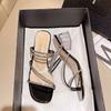 Sandálias e chinelos de strass de salto grosso estilo francês Sapatos femininos Roupa exterior 2024 Novo verão estilo fada sandálias e chinelos elegantes