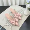 Sandálias rosa estilo fada para mulheres, coleção primavera-verão 2026, bico fino francês, laço, vazadas, de salto alto, chinelos semi-fechados