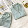Pijama de primavera y verano con fuente termal para mujer, cárdigan de manga corta, pantalones cortos, hebilla de cristal, color liso, traje sencillo para el hogar