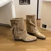 Botas retrô europeias e americanas de franja com bico fino para mulheres, novo estilo outono 2026, salto grosso, botas fashion versáteis para calçar sem cadarços, que aumentam a altura