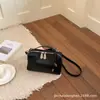 Bolso de Hombro Minimalista de Nicho Coreano de Moda 2026 Nuevo Bolso Almohada de Cuero Suave Bolso Cuadrado Pequeño de Moda para Viajar