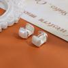 Aretes pequeños cuadrados de perla y circonita de doble cara para usar, diseño único, moda nicho, sentido de alta gama, exquisito broche pequeño para la oreja