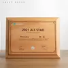 Tarjeta de autorización de madera maciza de fibra de carbono hecha medalla de madera de alta calidad placa de honor de distribuidor recuerdo para colgar en la pared