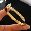Suministrados directamente por el fabricante, los brazaletes de acero inoxidable son un gran éxito en todas las fronteras, Brazaletes de Acero de Titanio, Moda Europea y Americana Brazaletes Chapados en Oro 18K que No se Desvanecen